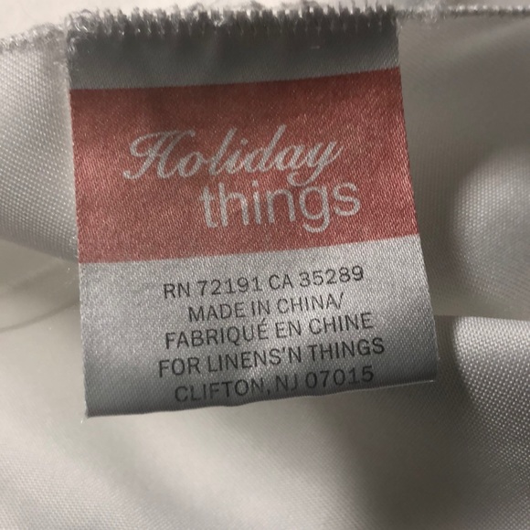 Snowflake Table Cloth - Picture 4 of 6